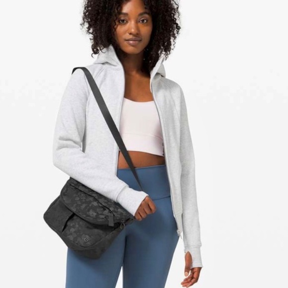 LULULEMON All Night Festival Bag in Jacquard Camo Obsidian/Black - Picture 2 of 16